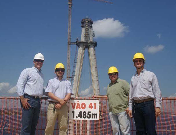 Engenheiro acompanha Promotores em visita à ponte