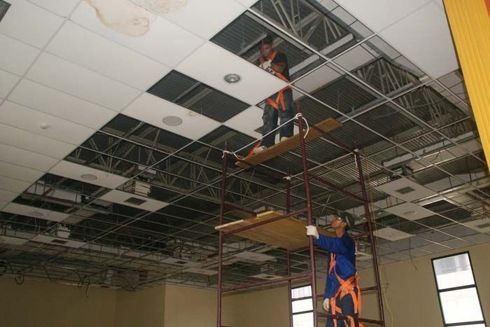 Trabalhadores trocam lâmpada do Bandeirão