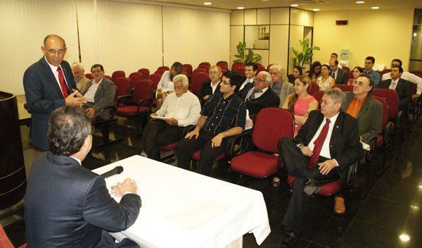 PGJ_recebe_homenagem_de_membros_aposentados__1